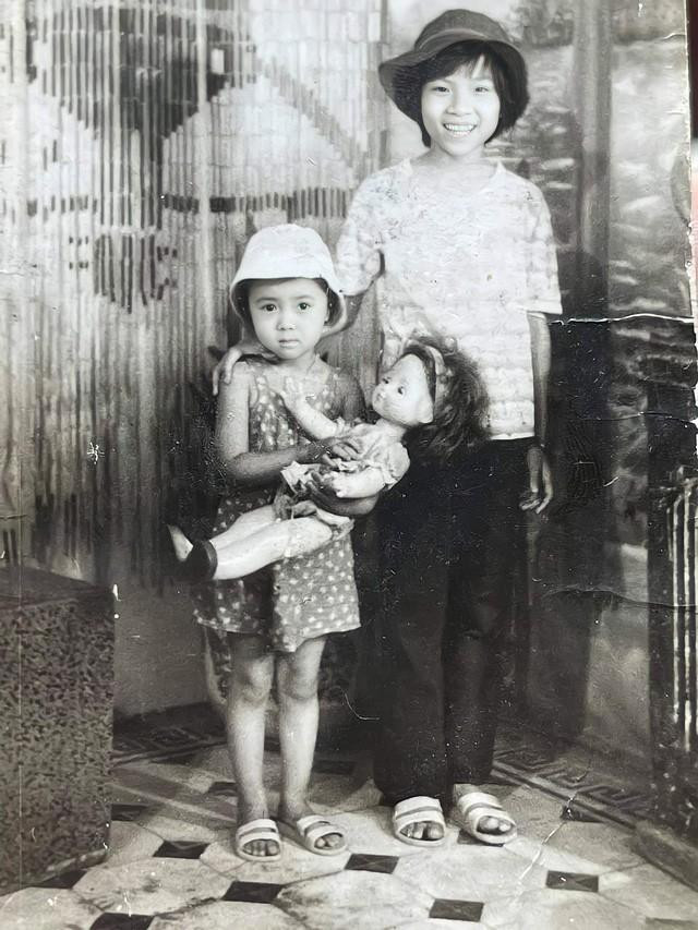 Hồng Diễm (trái) ngày bé Hồng Diễm (trái) ngày bé