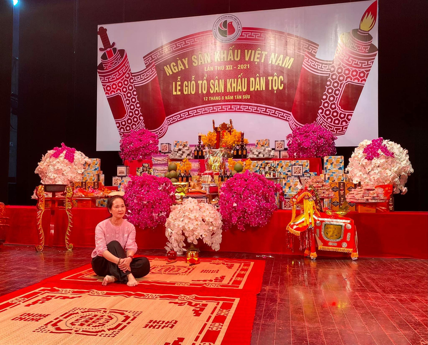 NSND Lan Hương dâng hương tại Nhà hát lớn Hà Nội trong khi đa số nghệ sĩ cúng Tổ tại nhà.