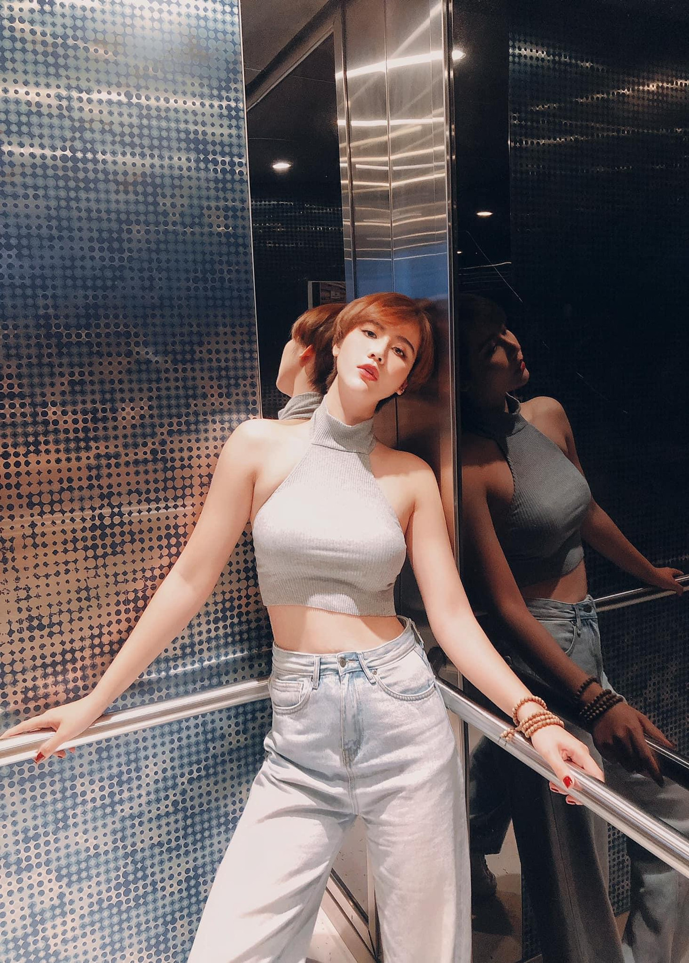 Cô kết hôn năm 2014 và có một bé trai. Chung sống được 5 năm, vợ chồng Huyền Lizzie chính thức đường ai nấy đi.