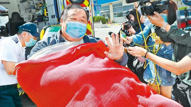 Tần Hoàng đeo khẩu trang xuất hiện tại khoa cấp cứu của bệnh viện Quảng Hoa, cùng với ông có hai người phụ nữ khác, được cho là con gái ông