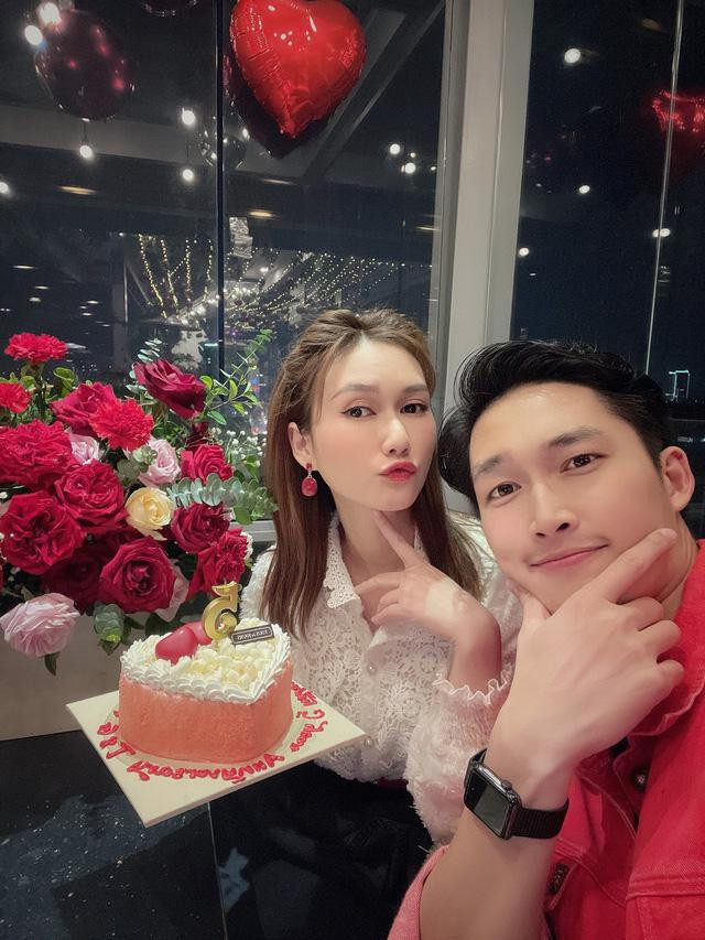 Đình Tú và bạn gái hơn 3 tuổi Hương Giang Đình Tú và bạn gái hơn 3 tuổi Hương Giang