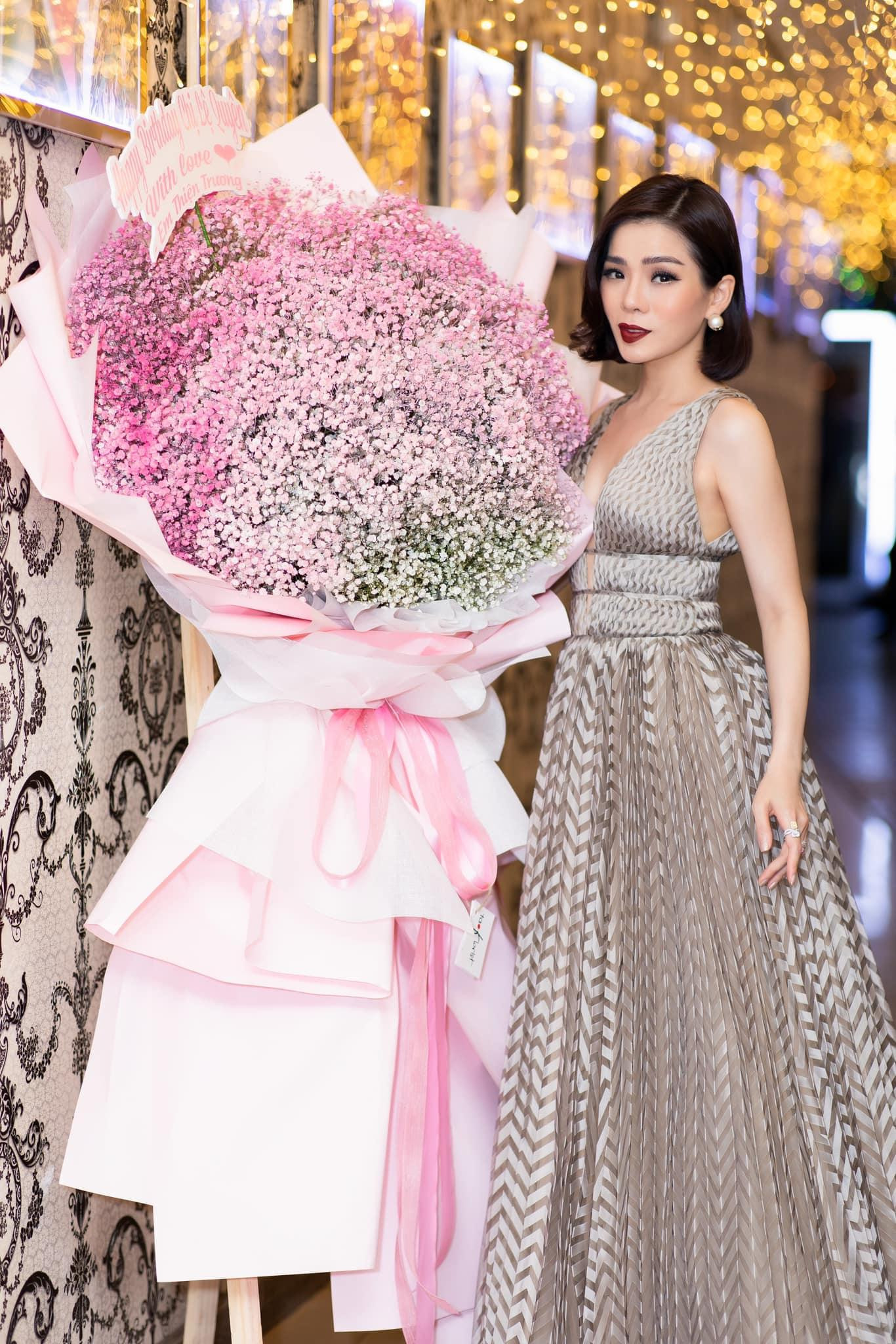 Có tình yêu mới, cộng đồng mạng khen ngợi sắc vóc Lệ Quyên ngày càng lên hương, đằm thắm