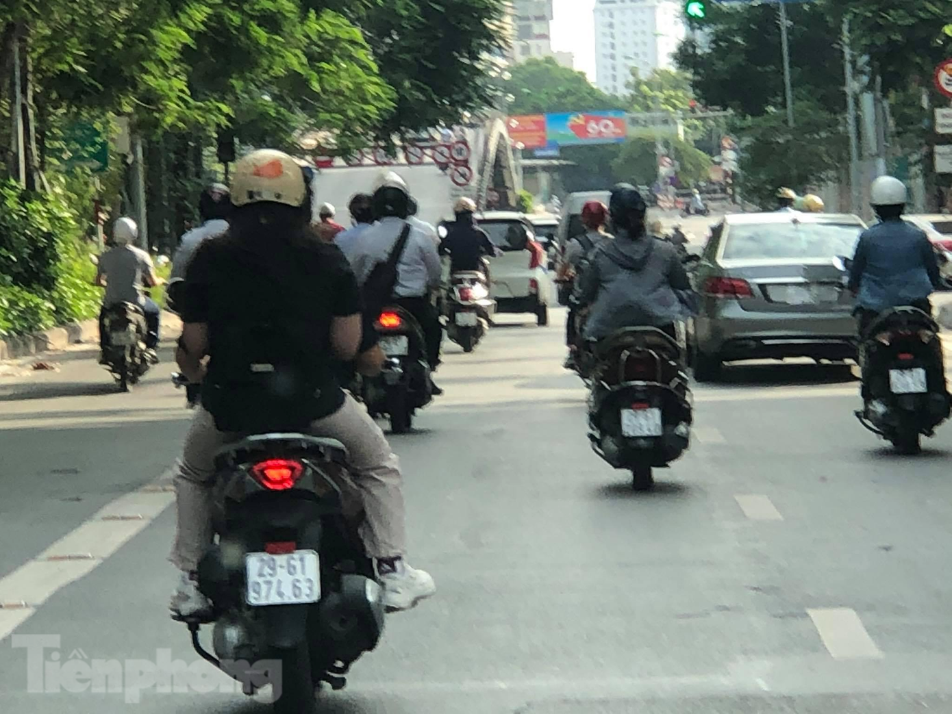 Ngay tại cầu vượt Láng - Lê Văn Lương, rất nhiều xe máy vẫn nườm nượp nối đuôi nhau lưu thông.