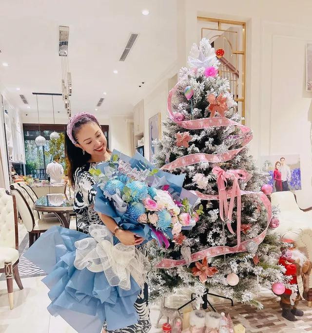 MC Thanh Vân Hugo rạng rỡ khoe góc nhỏ căn nhà đã ngập tràn không khí Giáng sinh.