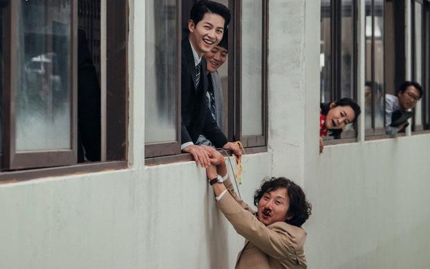 Kim Young Woong người đóng vai trùm giang hồ - Park Seok Do trong Vincenzo cùng Song Joong Ko trên phim trường