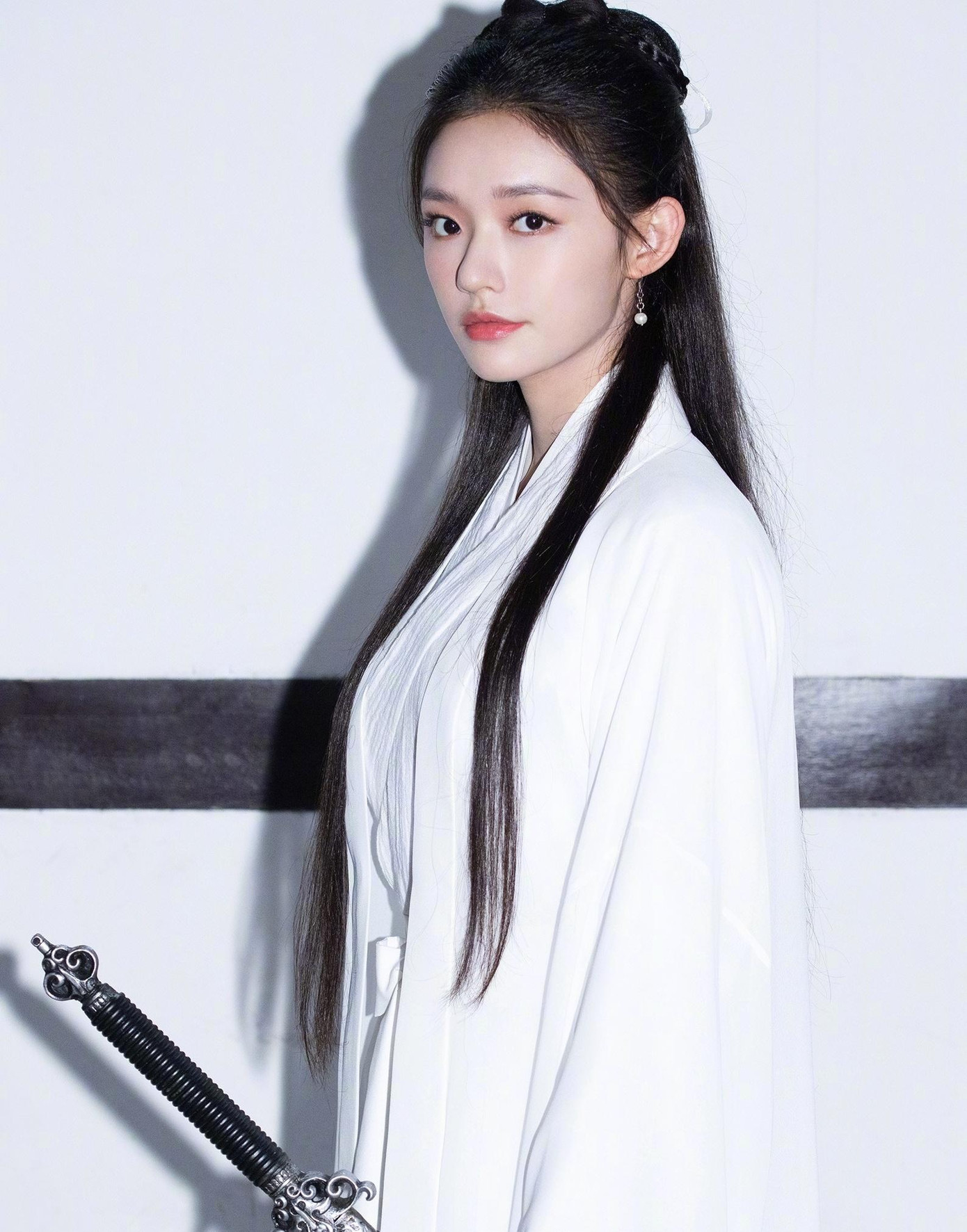 Cận cảnh nhan sắc của &quot;Tiểu Long Nữ&quot; Lâm Duẫn.