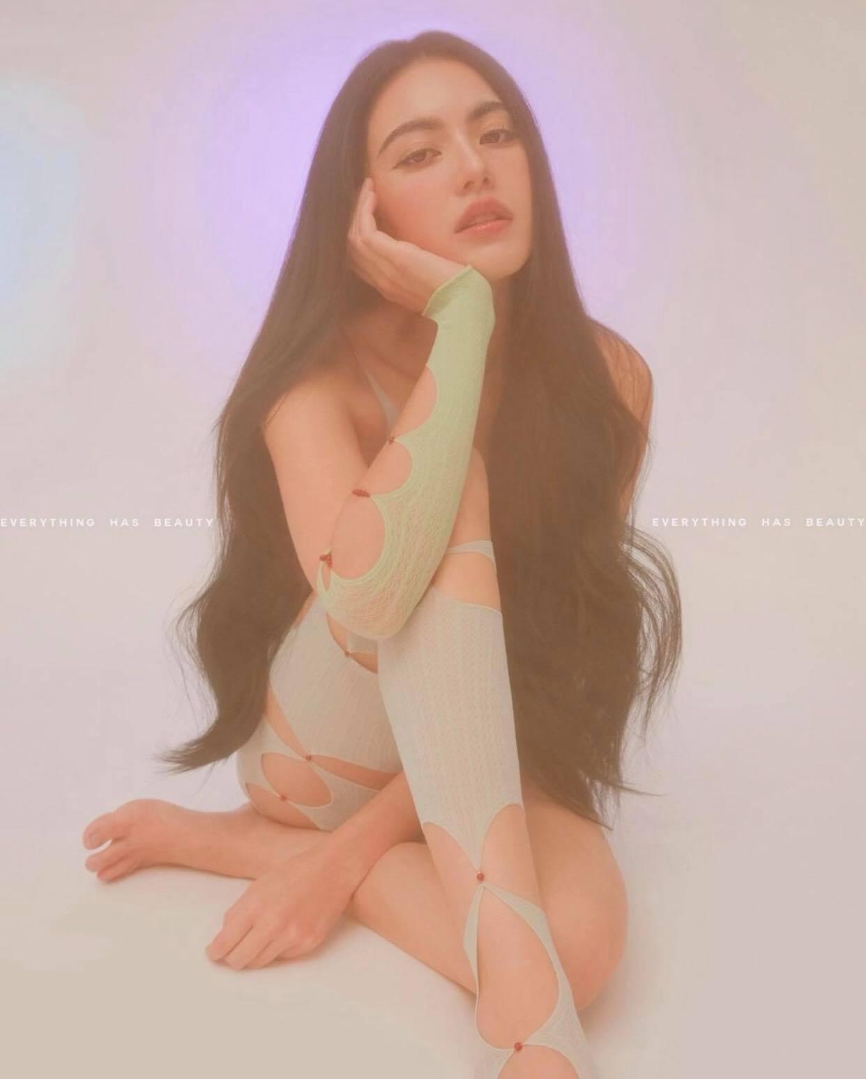 Mỹ nhân Thái diện đồ cut-out táo bạo nhưng vẫn không hề phản cảm