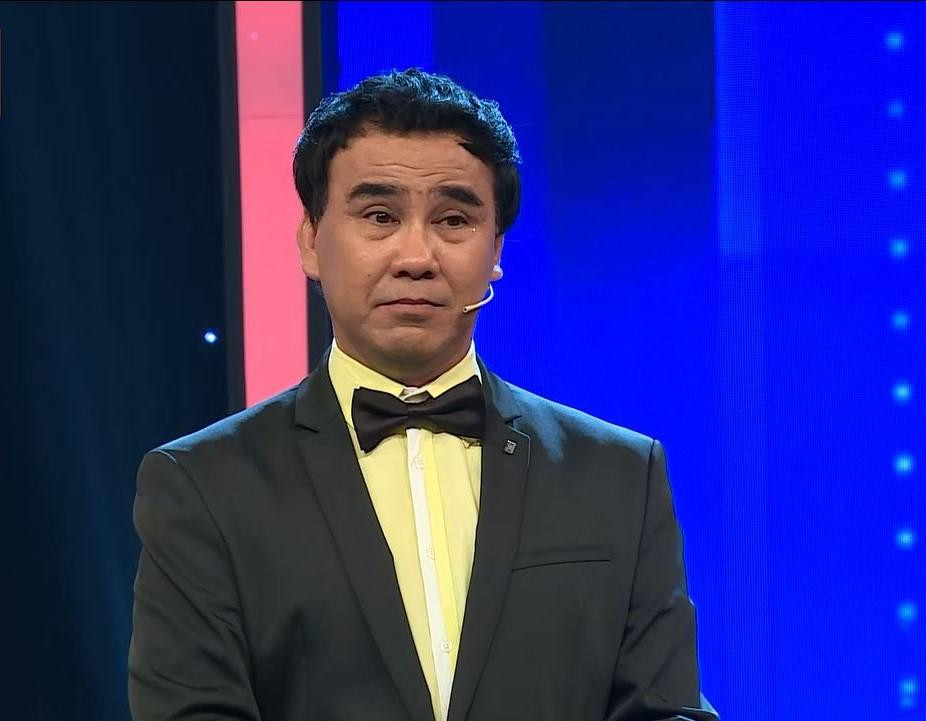 MC Quyền Linh bật khóc khi nghe câu chuyện của những người tham gia chống dịch COVID-19 MC Quyền Linh bật khóc khi nghe câu chuyện của những người tham gia chống dịch COVID-19