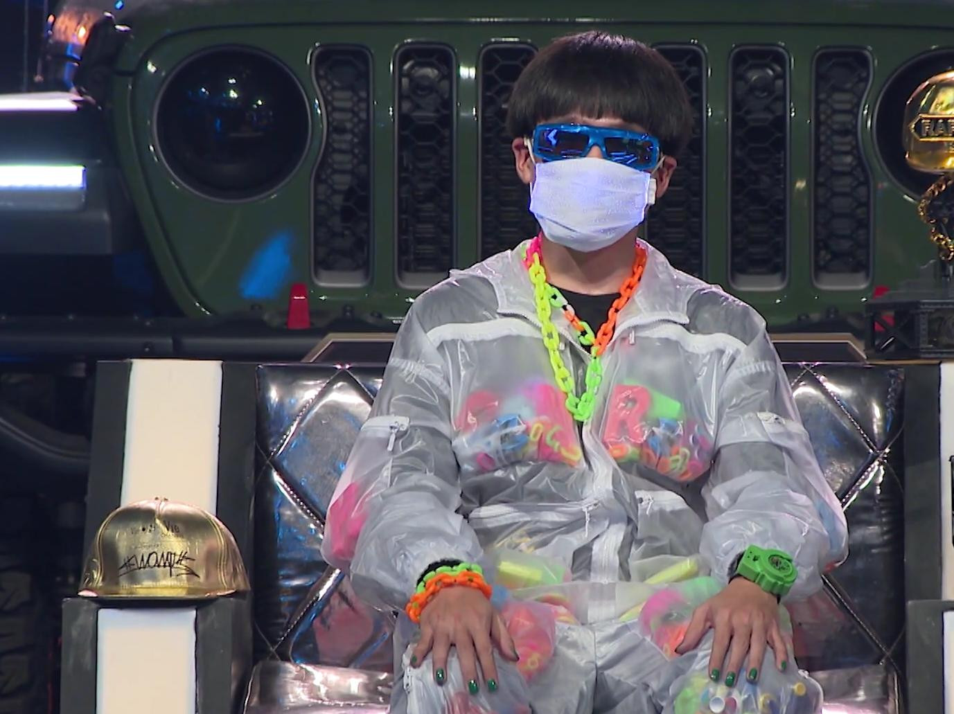 Khẩu trang nhấp nháy đèn của Wowy gây chú ý