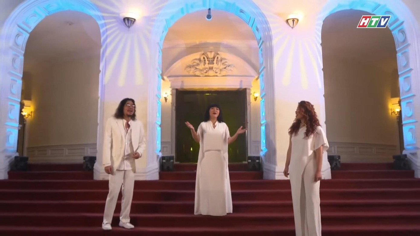 Vợ chồng nghệ sĩ Cẩm Vân, Khắc Triệu hát nhạc phẩm của thầy giáo tiếng Anh Thái Dương "Sài Gòn, tôi sẽ" gợi cho người xem những cảm xúc lắng đọng, thiết tha nhưng thật lạc quan về một TP.HCM đang sống những ngày lặng yên để chung tay chống dịch bệnh.