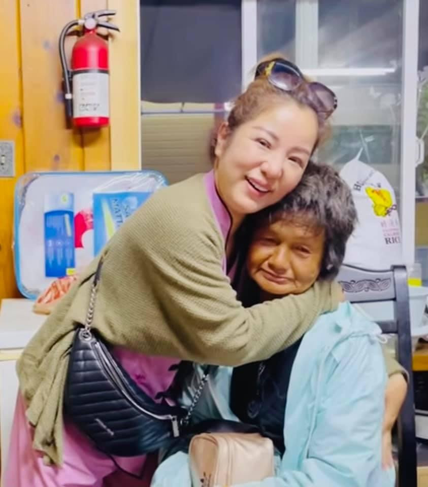 Đầu năm nay, Thúy Nga đã ra tay giúp đỡ khi phát hiện ca sĩ Kim Ngân có cuộc sống rất khó khăn ở Mỹ. Nữ danh hài đã đồng hành cùng Kim Ngân suốt một thời gian dài, từ việc ăn uống hằng ngày, mua quần áo, tìm nhà trọ…Tuy vậy, cô bị vướng ồn ào xung quanh đàn chị, vì vậy, Thúy Nga tuyên bố dừng giúp đỡ, trả lại số tiền mà khán giả đã gửi cô chăm lo cho Kim Ngân.