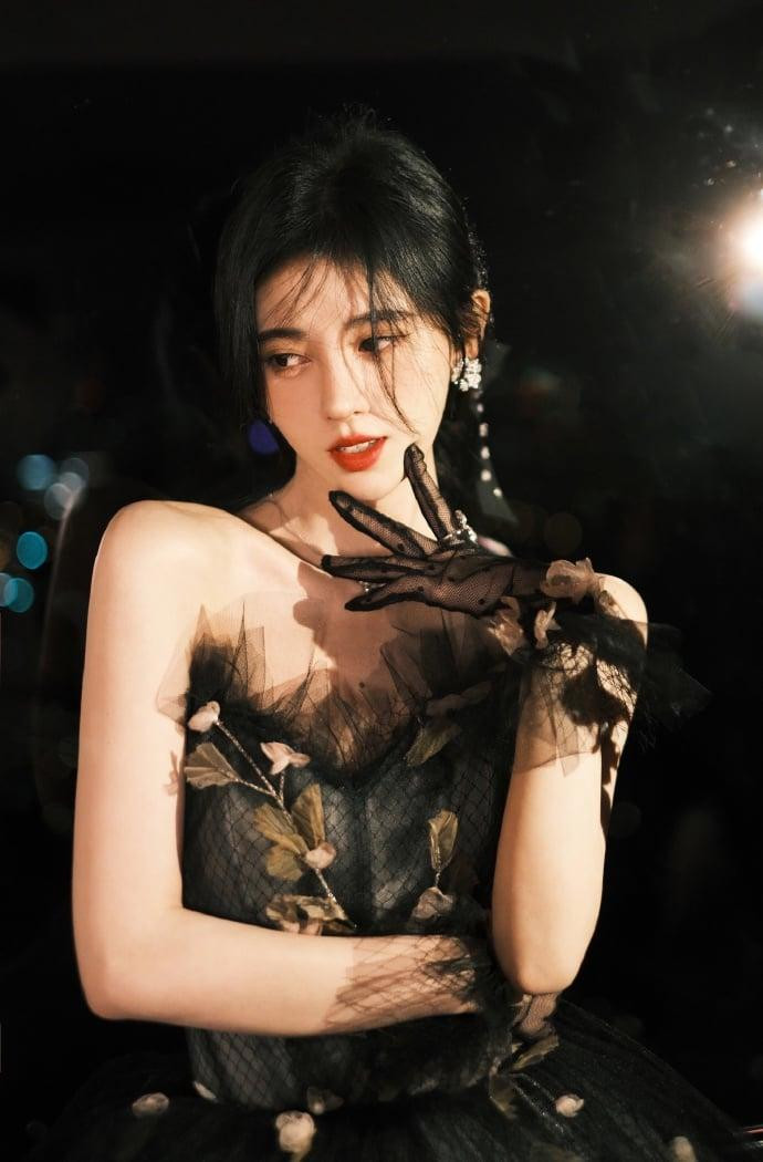 Nữ diễn viên sinh năm 1994 diện đầm lộng lẫy được điểm xuyết bằng lớp voan đen mỏng nhẹ, tô nên vẻ thanh nhã, cổ điển.