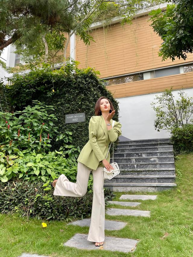 Trên màn ảnh nhỏ, Huyền Lizzie là một giám đốc marketing. Vì vậy, phong cách ăn mặc được nữ diễn viên hết sức chú trọng để toát lên dáng vẻ thanh lịch, trẻ trung.