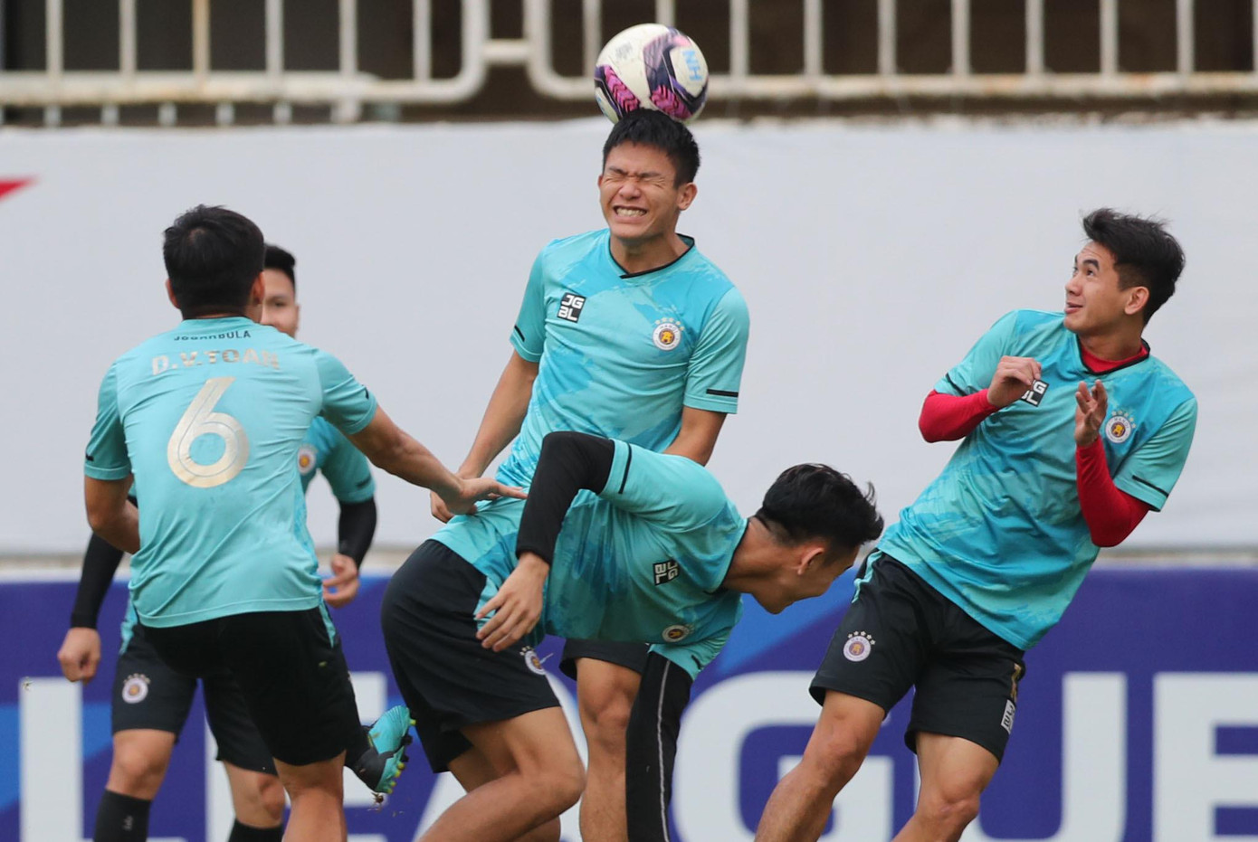 Qua 24 lần đối đầu HAGL ở V-League, Hà Nội đang chiếm lợi thế với 13 trận thắng và bảy trận thua. Họ vì thế vẫn được đánh giá cao trong chuyến làm khách này.