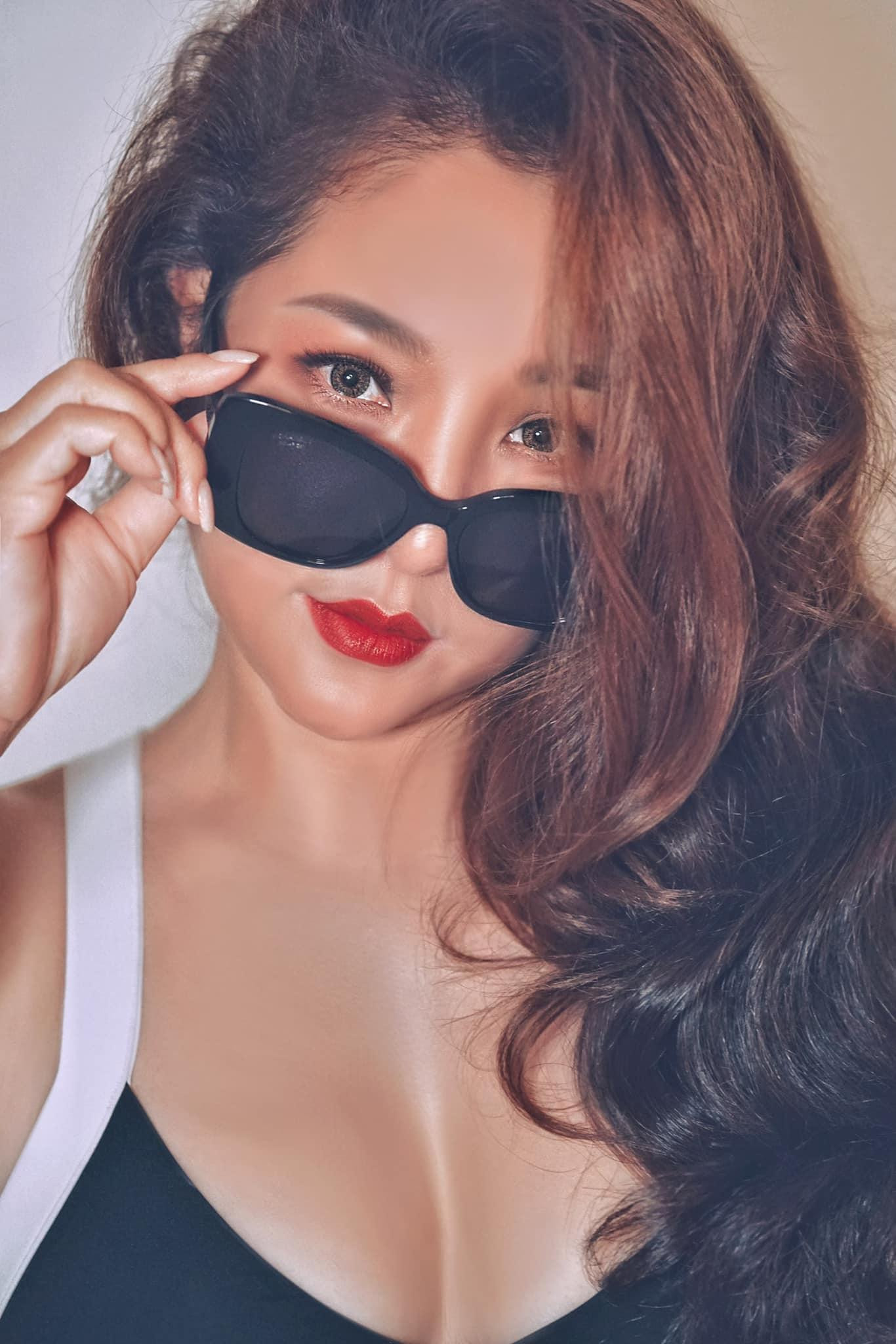 Thử sức với phong cách gợi cảm, quyến rũ, những hình ảnh lạ mắt của Thúy Nga khiến nhiều khán giả ngạc nhiên. Trên trang cá nhân mới đây, cô viết: “Một năm 365 ngày thì em có nửa ngày rần rần lồng lộn lên để chụp vài khoảnh khắc rồi lại trở về bản chất cũ đâu vào đấy”.