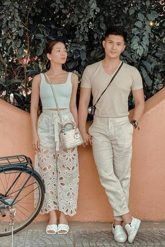 Hậu ly hôn, Lệ Quyên cởi mở trong mối quan hệ với đàn em kém 12 tuổi. Cặp đôi không ngại thể hiện tình cảm ở các sự kiện. Cả hai cũng thường đăng tải những khoảnh khắc hạnh phúc, bình yên bên nhau