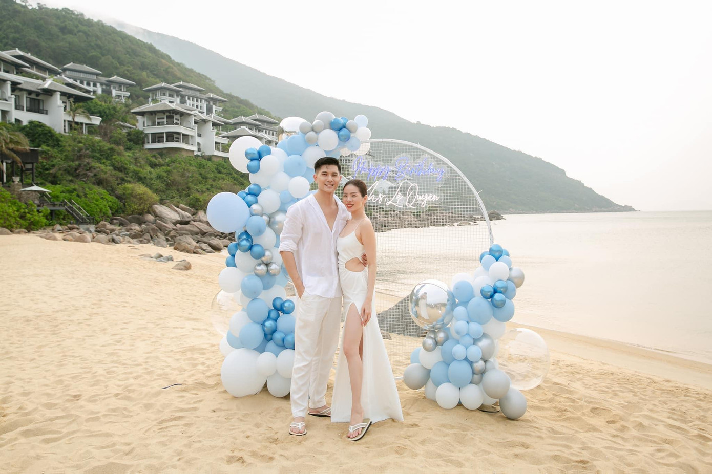 Lệ Quyên không giấu nổi sự xúc động, cô dành lời cảm ơn ngọt ngào đến nửa kia: “Đến bây giờ mới hiểu sự quan tâm đầy yêu thương như thế này mang lại hạnh phúc thế nào. Cảm ơn người ấy đã âm thầm ủ mưu cùng nguyên team cho em vỡ oà trong niềm bất ngờ hạnh phúc …khiến e phút cuối cũng không biết gì cho đến khi lạc vào thế giới cổ tích này. Một sinh nhật đặc biệt nhất”