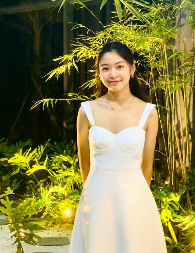 Lọ Lem nổi bật như nàng công chúa khiến khán giả xuýt xoa. Nhiều người còn thúc giục Quyền Linh động viên con gái tham gia những cuộc thi nhan sắc Lọ Lem nổi bật như nàng công chúa khiến khán giả xuýt xoa. Nhiều người còn thúc giục Quyền Linh động viên con gái tham gia những cuộc thi nhan sắc