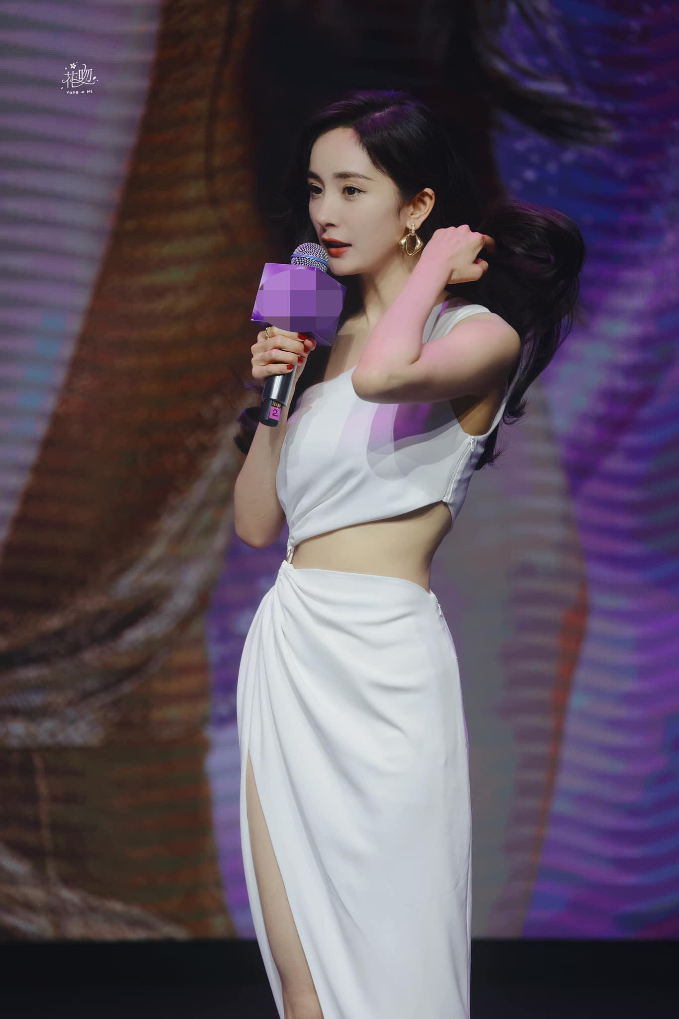 Theo Sina đưa tin, ngày 27/7 Dương Mịch xuất hiện lộng lẫy tại một sự kiện tuyên truyền cho nhãn hàng tại Thượng Hải.