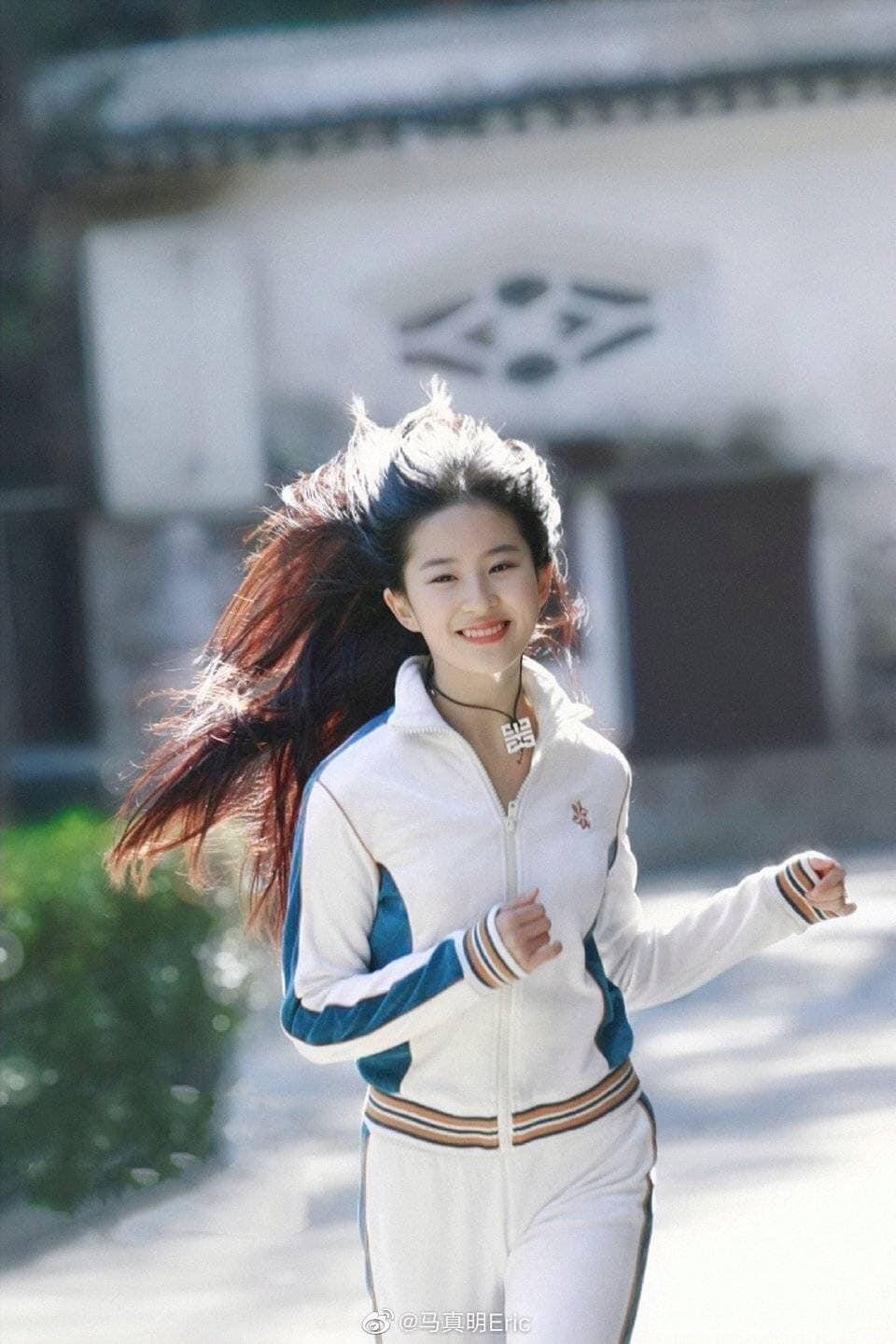 Trong bộ đồ thể thao đơn giản nhưng khí chất xinh đẹp, thanh thuần của nàng “Tiểu Long Nữ” vẫn vô cùng nổi bật. Trong bộ đồ thể thao đơn giản nhưng khí chất xinh đẹp, thanh thuần của nàng “Tiểu Long Nữ” vẫn vô cùng nổi bật.