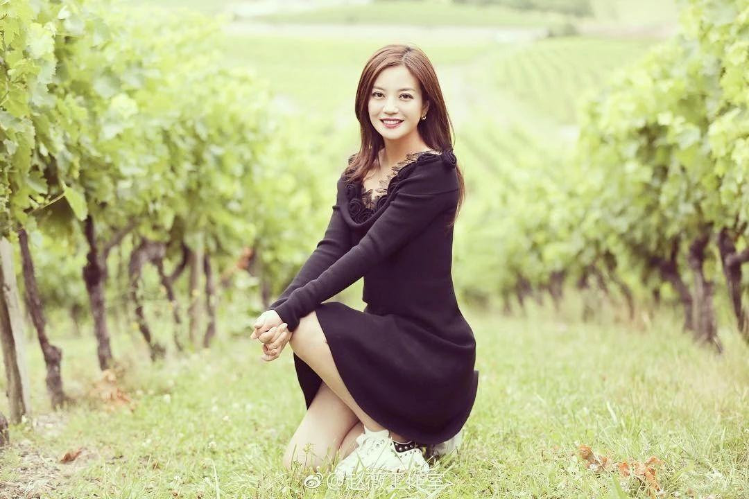 Sau khi scandal bùng lên và có nguy cơ Triệu Vy bị cấm sóng, “phong tỏa” hoạt động nghệ thuật, cộng đồng fan của “Én nhỏ” tiết lộ cô đã bay ngay trong đêm 27/8 đến Bordeaux (Pháp). Đây cũng chính là thành phố nơi có cơ ngơi trăm tỷ của nữ diễn viên. Dù vậy, tin tức hiện giờ vẫn chưa được xác nhận.