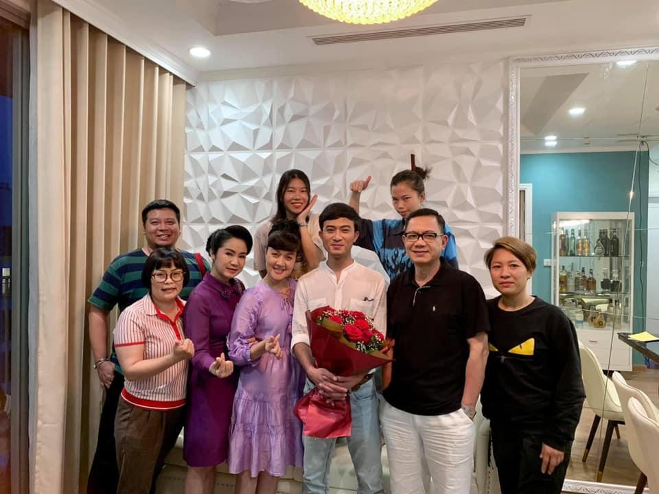 NSND Thu Hà viết: &quot;Những bông hoa Hướng dương ngược nắng tạm xa nhau nhé. Hy vọng chúng ta sẽ gặp lại nhau ở một câu chuyện khác, một thân phận khác. Nhớ lắm những chuỗi ngày bên nhau, vui buồn, căng thẳng, vì nhau.... để có một bộ phim mà khán giả mong ngóng hàng đêm. Cảm ơn gia đình Hướng dương ngược nắng đã cho mình thêm một cái tên Bạch Cúc, cảm ơn khán giả đã dành nhiều ưu ái cho bộ phim&quot;.