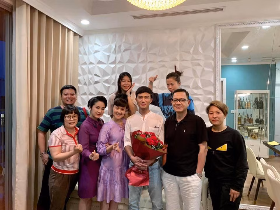 NSND Thu Hà viết: "Những bông hoa Hướng dương ngược nắng tạm xa nhau nhé. Hy vọng chúng ta sẽ gặp lại nhau ở một câu chuyện khác, một thân phận khác. Nhớ lắm những chuỗi ngày bên nhau, vui buồn, căng thẳng, vì nhau.... để có một bộ phim mà khán giả mong ngóng hàng đêm. Cảm ơn gia đình Hướng dương ngược nắng đã cho mình thêm một cái tên Bạch Cúc, cảm ơn khán giả đã dành nhiều ưu ái cho bộ phim".