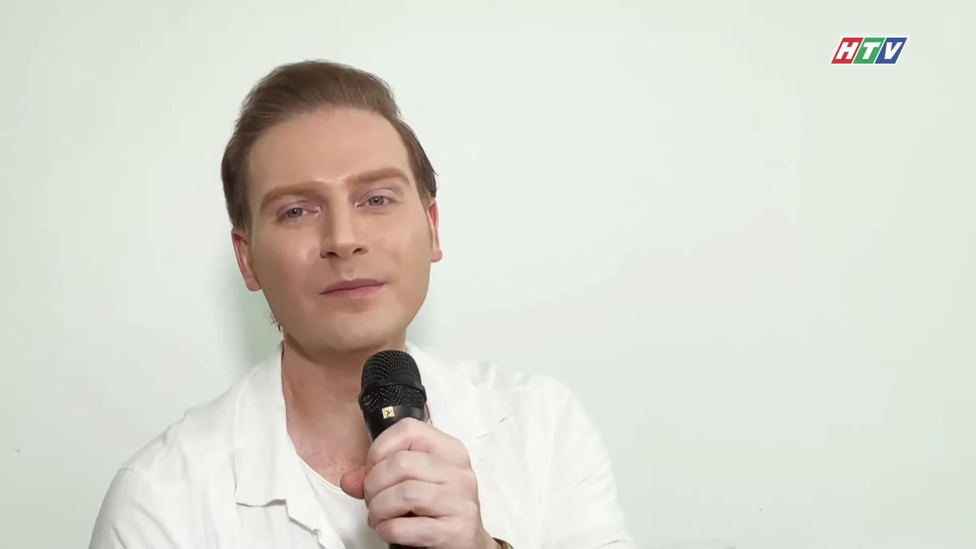 Tiếng hát, là tiếng lòng của một trong những người con đặc biệt của đất Việt. Họ vốn sinh ra ở một đất nước khác, nói một ngôn ngữ khác nhưng lại yêu tiếng Việt và chọn Việt Nam là nhà. Ca sĩ Kyo York với phần thể hiện “Để gió cuốn đi”.