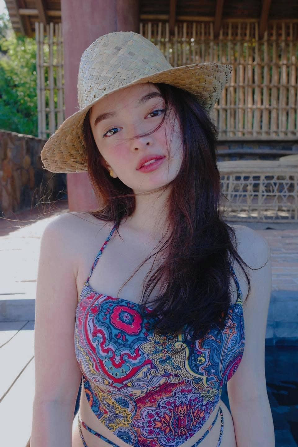 Bộ ảnh bikini mới đây của Kaithy Nguyễn trên trang cá nhân kèm theo dòng trạng thái: “Say nắng hay là say em" nhận được nhiều lời khen của cộng đồng mạng. Bộ ảnh bikini mới đây của Kaithy Nguyễn trên trang cá nhân kèm theo dòng trạng thái: “Say nắng hay là say em" nhận được nhiều lời khen của cộng đồng mạng.