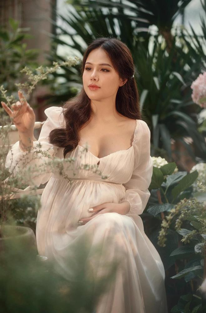 Kể từ khi kết hôn, nữ diễn viên vắng bóng tại hầu hết các sự kiện giải trí, cô thi thoảng xuất hiện cùng hội bạn thân như Lã Thanh Huyền, Huyền Lizzie, Vũ Thu Hoài