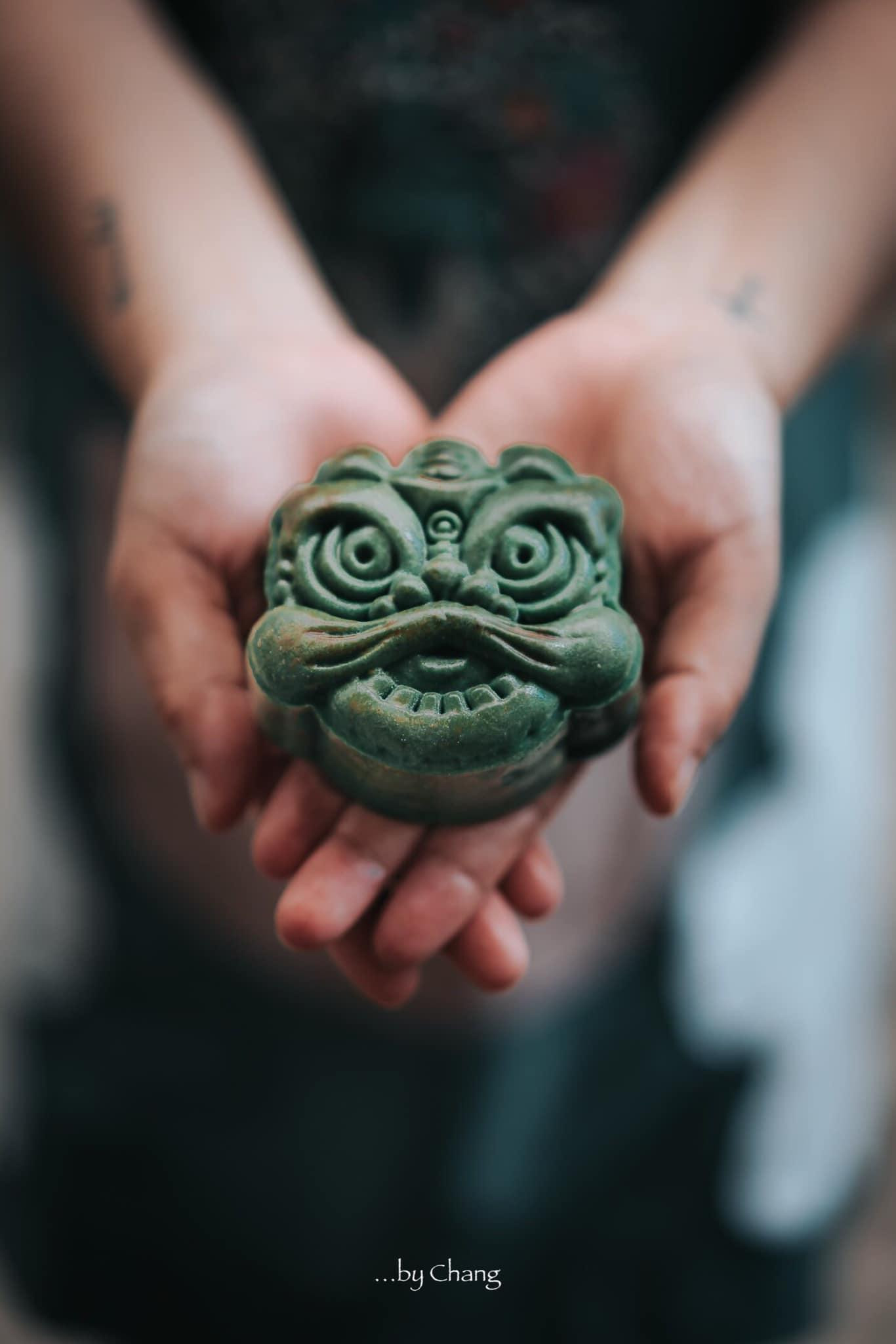 Bánh được tạo hình giống gốm xanh lục Lý, nét đặc trưng gốm sứ thời nhà Lý. Bánh được tạo hình giống gốm xanh lục Lý, nét đặc trưng gốm sứ thời nhà Lý.