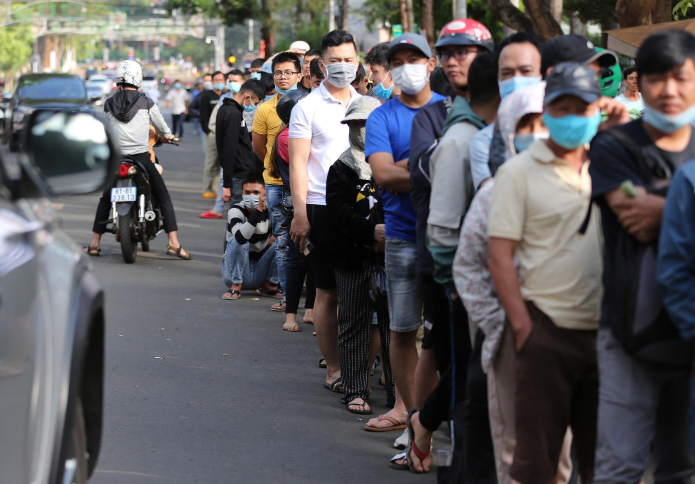 Nhưng từ 4h, hàng nghìn CĐV đã xếp hàng ở các ngã đường Quang Trung và Nguyễn Du cạnh sân để chờ mua vé.