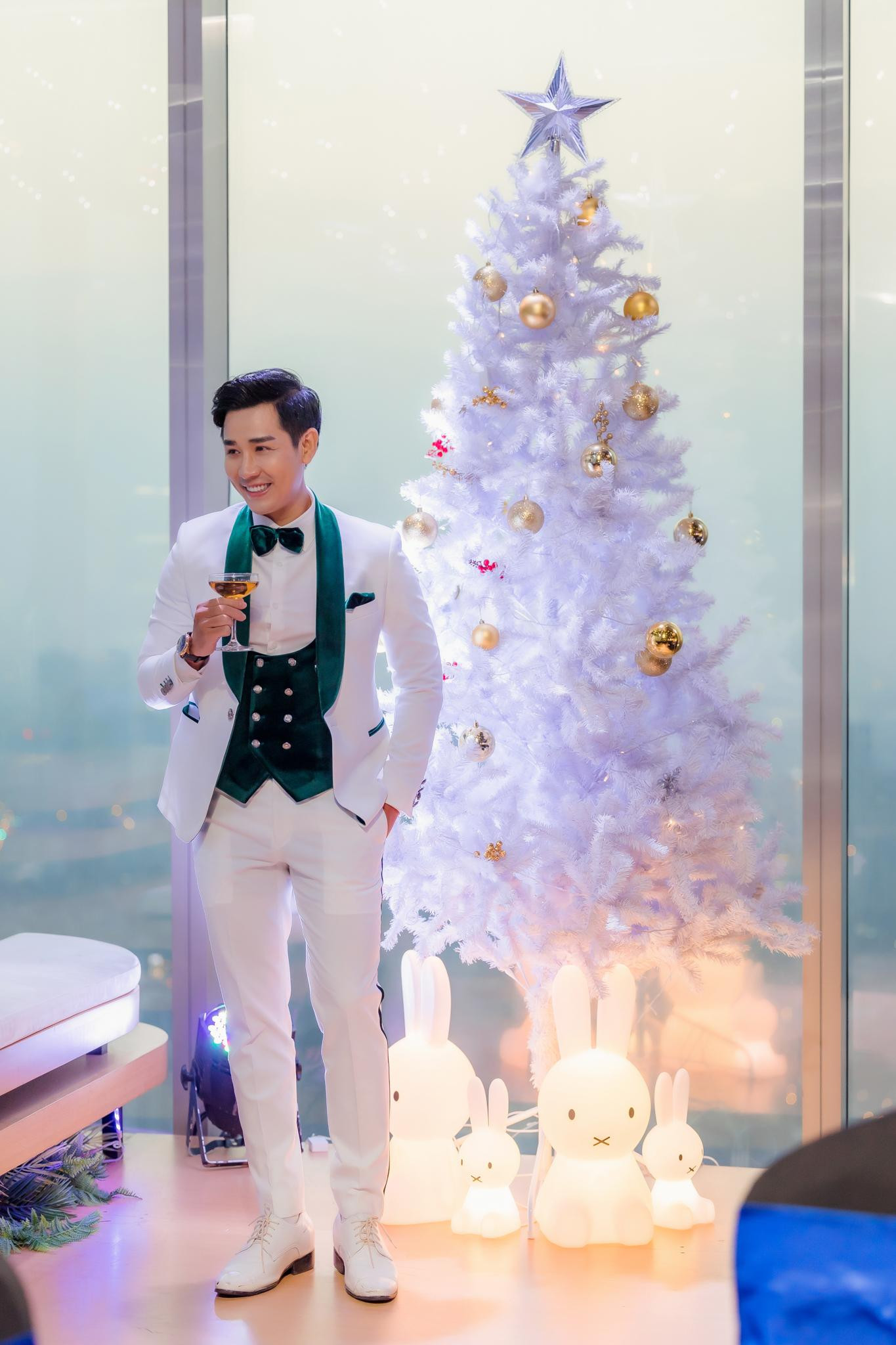 MC Nguyên Khang sang trọng, lịch lãm bên cây thông trắng muốt.