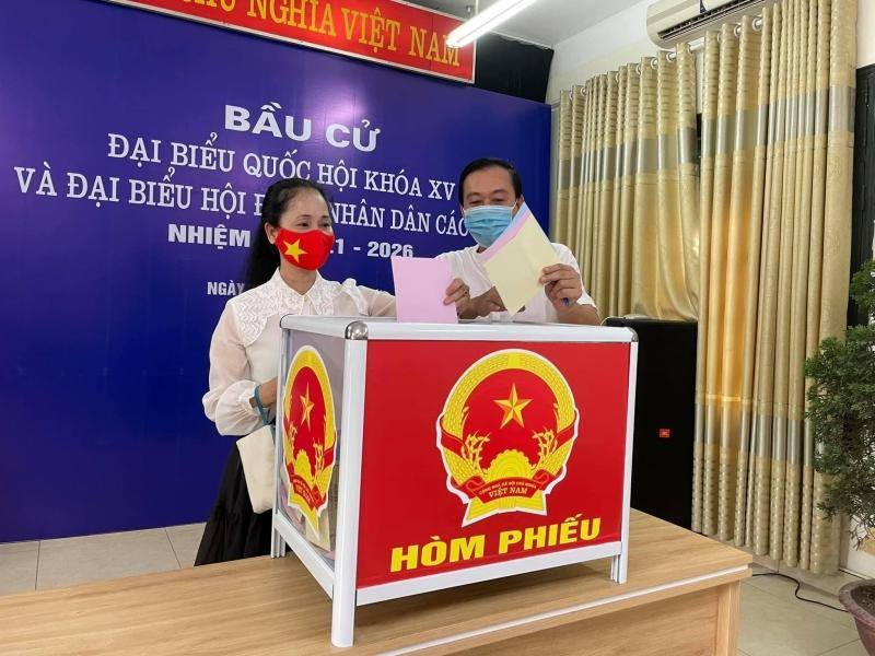 Vợ chồng NSND Lan Hương và NSƯT Đỗ Kỷ sớm đăng ảnh đi bỏ phiếu sáng 23/5. Chị chia sẻ gia đình phấn khởi, thực hiện nghiêm túc nghĩa vụ công dân. Không riêng năm nay, NSND Lan Hương kể năm nào gia đình chị cũng đi bỏ phiếu từ sớm để thực hiện nghĩa vụ công dân. “Ra điểm bỏ phiếu vui lắm, ai cũng ăn diện đi bầu cử. Tôi còn chở mẹ tới điểm bỏ phiếu. Cụ năm nay 88 tuổi rồi, không biết còn được mấy lần bỏ phiếu nữa”, NSND Lan Hương chia sẻ. Bố mẹ rất nghiêm túc chuyện bầu cử, vì thế NSND Lan Hương cho biết ông bà nghiên cứu kỹ lưỡng. “Bố mẹ tôi nghiên cứu kỹ lắm, làm gương cho con cháu. Bà cụ chuẩn bị sẵn tờ giấy ghi danh sách những người bà muốn bầu. Ra tới điểm bỏ phiếu bà liền lúi húi mở ra nhìn yêu lắm”, chị kể. Hỏi về tiêu chí lựa chọn ứng viên, NSND Lan Hương cho biết dựa trên danh sách phường cung cấp, chị đọc kỹ lí lịch, nhiệm vụ và chọn người có uy tín. “Tôi chọn người có tiếng nói, ủng hộ người mình đặt lòng tin vào”, NSND Lan Hương nêu.