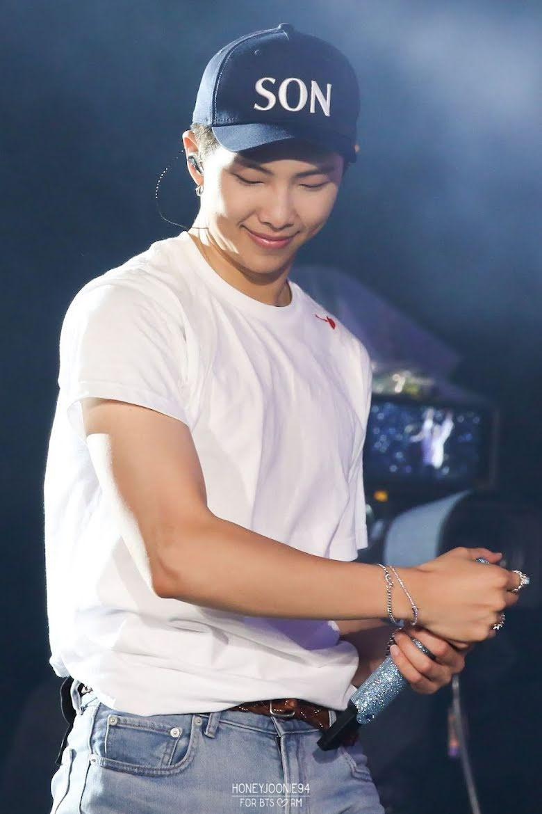 RM đội mũ có chữ "Son" để ủng hộ Son Heung Min RM đội mũ có chữ "Son" để ủng hộ Son Heung Min