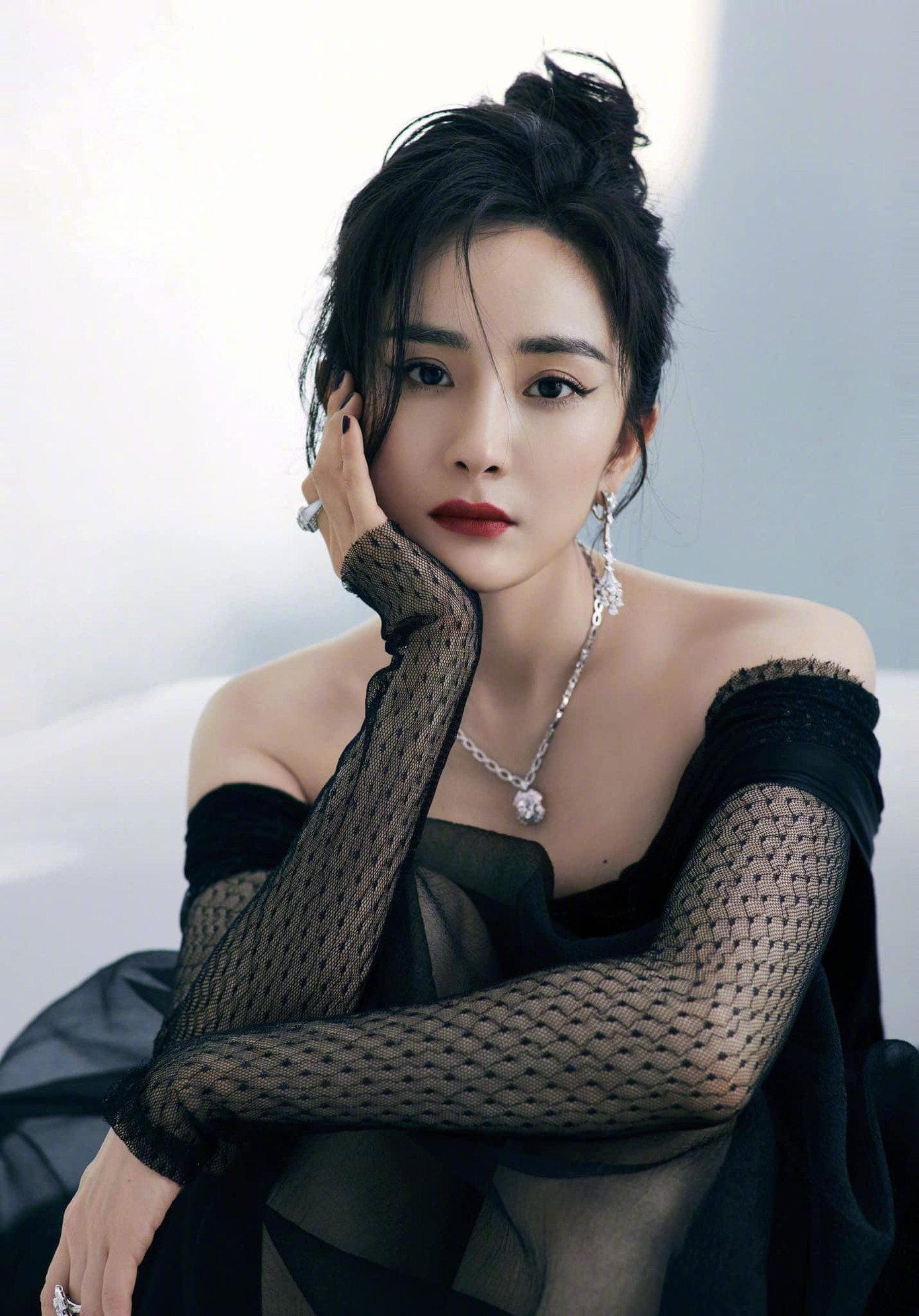 Tiếp tục là một tông đen huyền bí, Dương Mịch gây “sốt” với hình ảnh quyến rũ, sang chảnh. Được biết, bộ váy cô diện là thiết kế đến từ nhà mốt Raisa Vanessa.