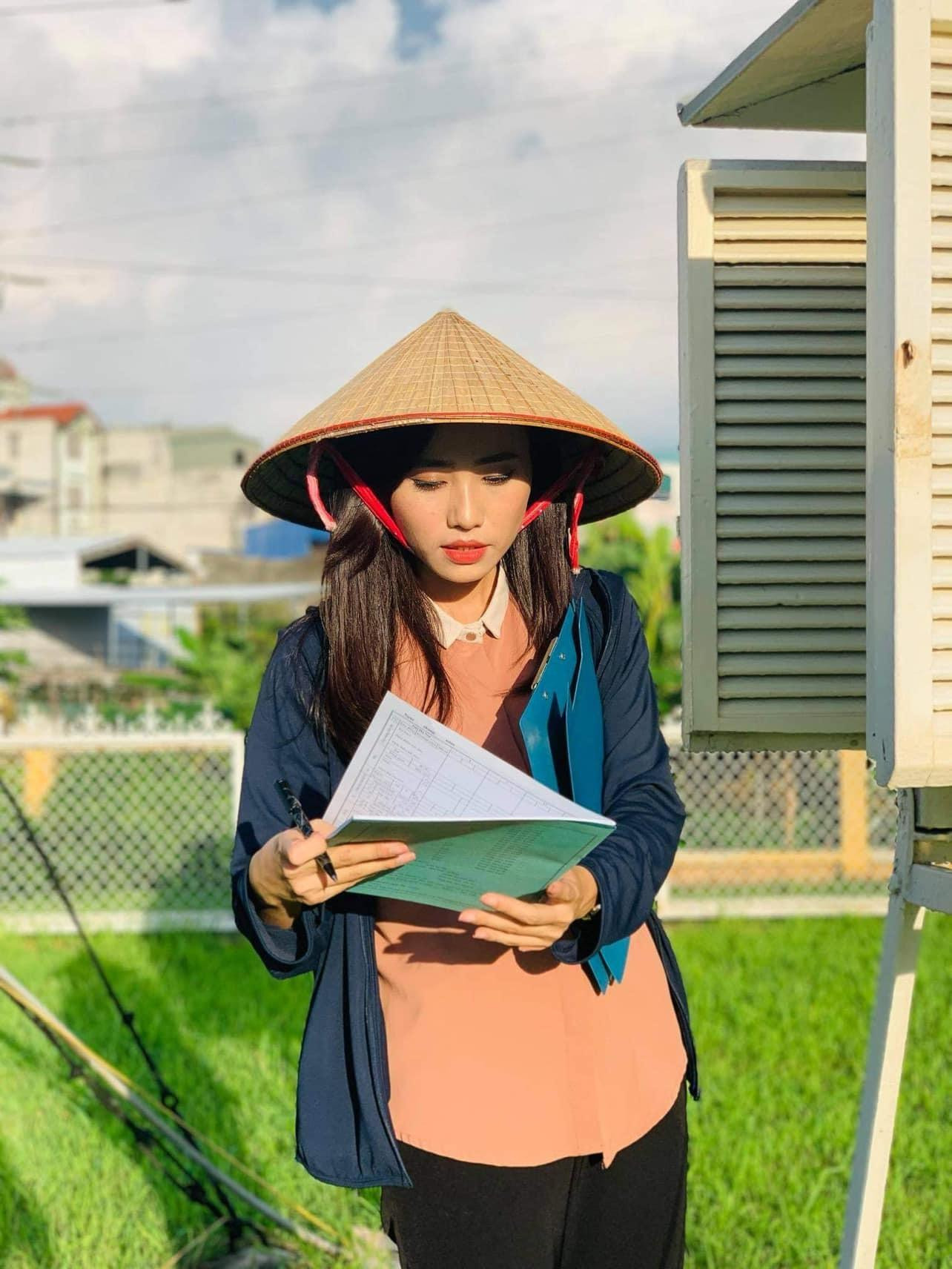 Xuân Anh trong một buổi tác nghiệp ngoài trời. Xuân Anh trong một buổi tác nghiệp ngoài trời.