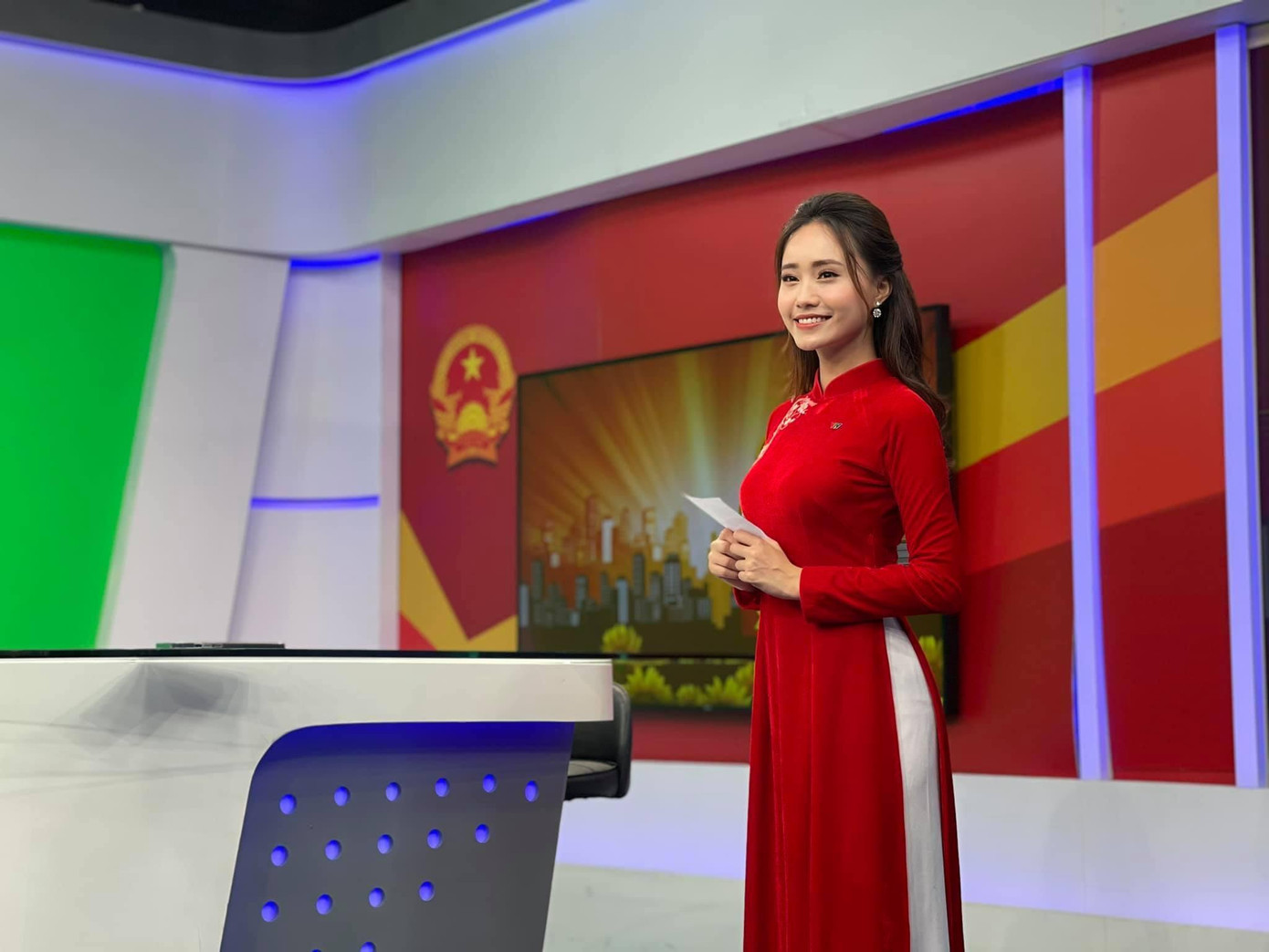 BTV Xuân Anh sinh năm 1992, đã công tác tại VTV 6 năm. BTV Xuân Anh sinh năm 1992, đã công tác tại VTV 6 năm.