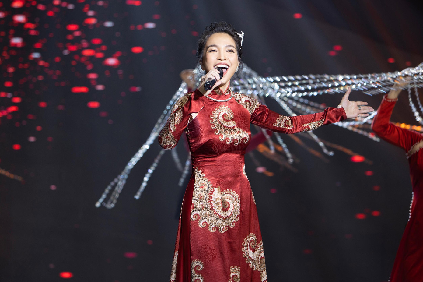 Bộ áo dài giúp nữ ca sĩ khoe vòng eo con kiến.