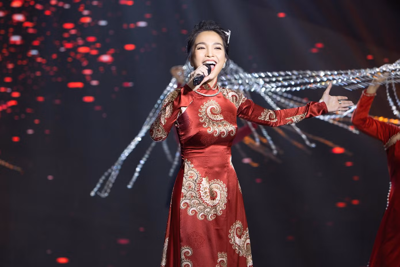 Bộ áo dài giúp nữ ca sĩ khoe vòng eo con kiến.