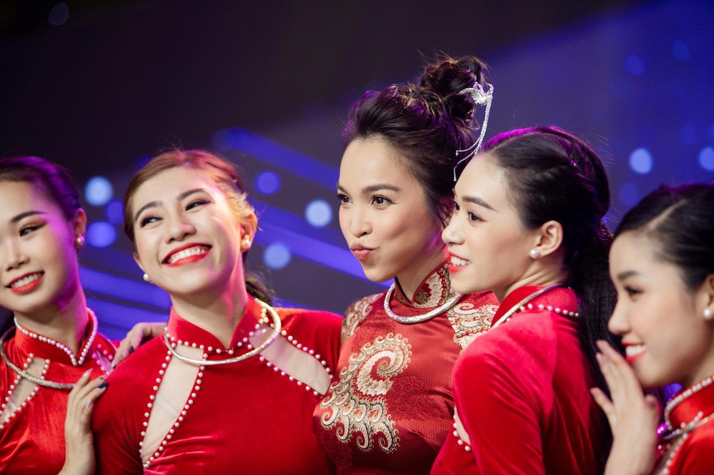 Hiền Thục không hề bị lưu mờ mà thậm chí còn chiếm luôn cả spotlight khi xuất hiện cùng các mỹ nhân đàn em tại chương trình.