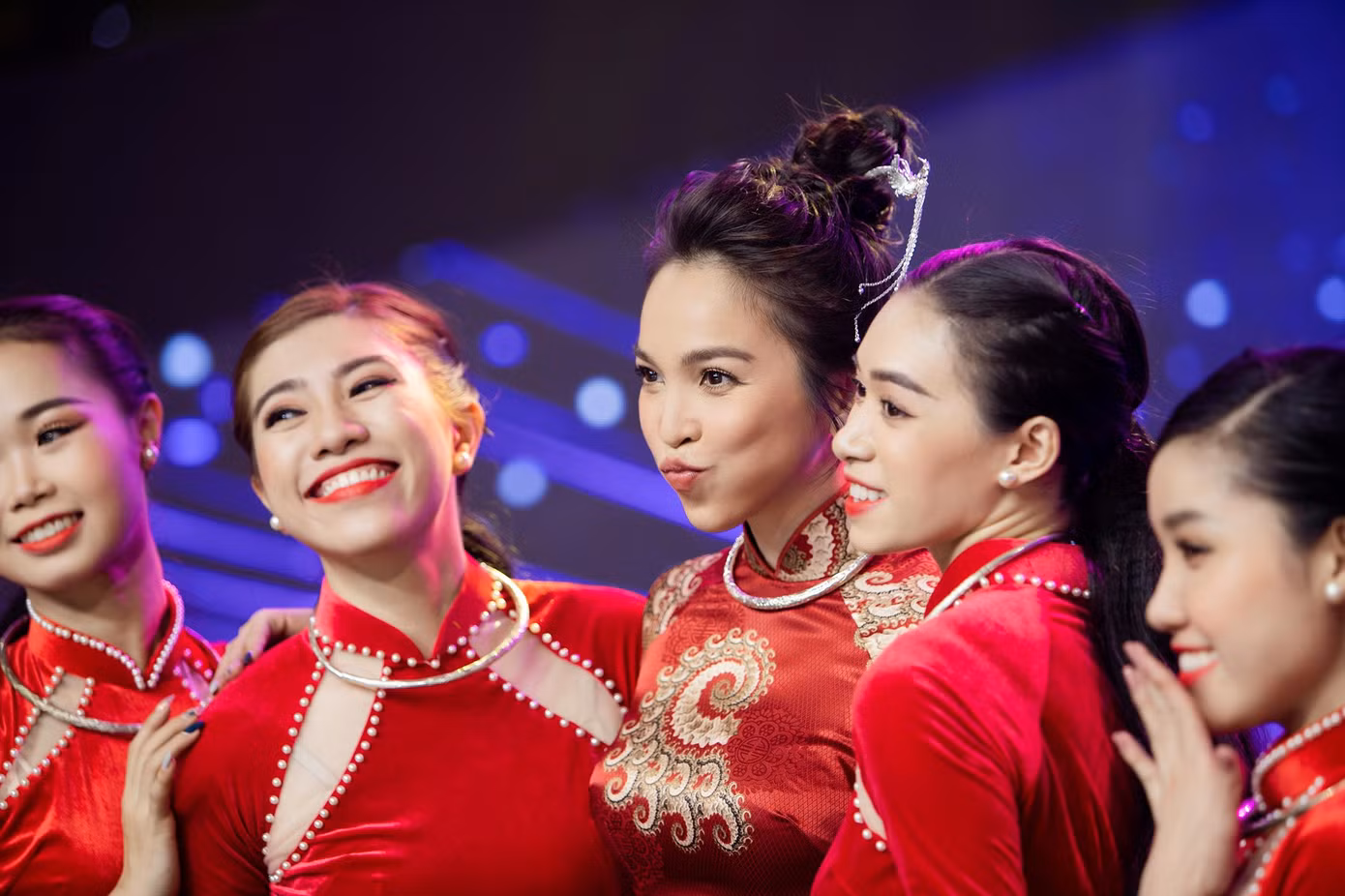 Hiền Thục không hề bị lưu mờ mà thậm chí còn chiếm luôn cả spotlight khi xuất hiện cùng các mỹ nhân đàn em tại chương trình.