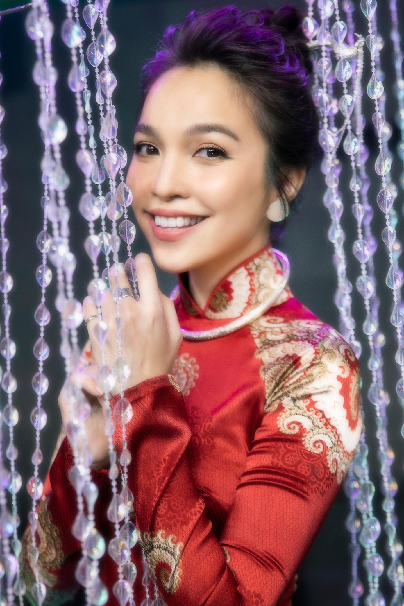 Giọng ca “Nhật ký của mẹ” xuất hiện trong trang phục áo dài đỏ truyền thống. Đây là một trong những lần xuất hiện hiếm hoi của nữ ca sĩ trên các sân khấu âm nhạc của năm nay.