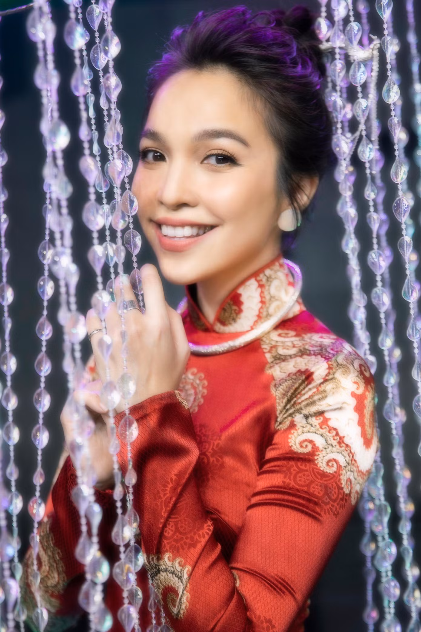 Giọng ca “Nhật ký của mẹ” xuất hiện trong trang phục áo dài đỏ truyền thống. Đây là một trong những lần xuất hiện hiếm hoi của nữ ca sĩ trên các sân khấu âm nhạc của năm nay.