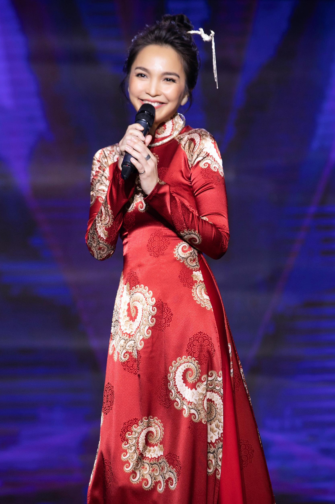 Tại chương trình &quot;Chào Xuân Mới&quot;, vóc dáng và nhan sắc trẻ trung của ca sĩ Hiền Thục nhận được “mưa lời khen” từ khán giả.