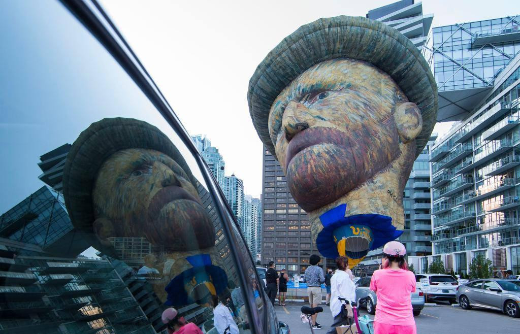 Khinh khí cầu cao 28 mét, được trưng bày tại Toronto để chào mừng việc mở cửa trở lại Triển lãm Immersive Van Gogh Toronto (tạm dịch: Đắm chìm vào thế giới của Van Gogh).