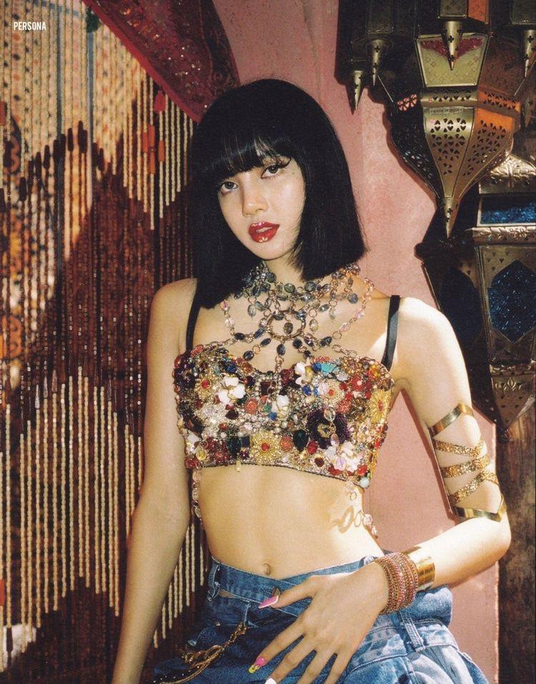 Mỹ nhân xứ chùa vàng có một năm 2021 thành công với hoạt động âm nhạc và thời trang. Album solo đầu tay của idol nhà YG gây bùng nổ và đạt được nhiều kỷ lục. Cô được chọn là đại sứ toàn cầu cho Bulgari, MAC, nàng thơ của Céline, thường xuyên có mặt trên bìa tạp chí danh tiếng.