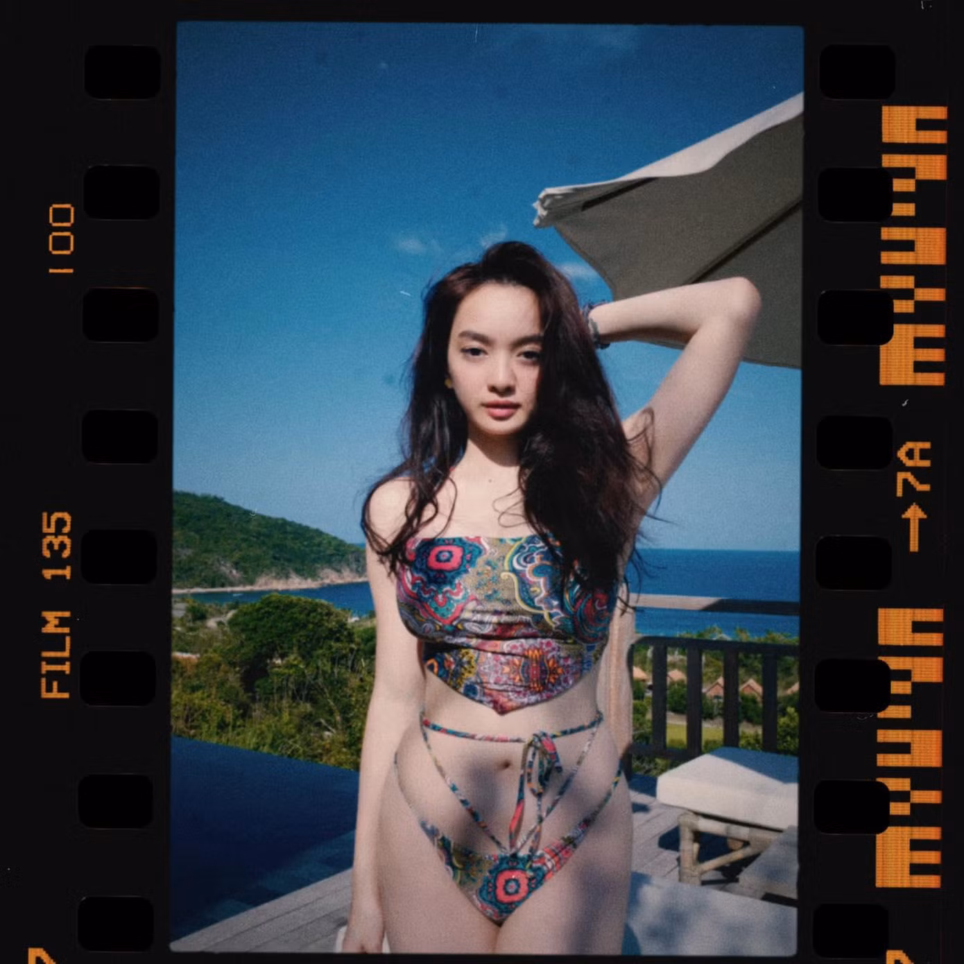 Trong bộ bikini cắt xẻ táo bạo, nữ diễn viên “Em chưa 18” khéo léo khoe đường cong cơ thể nuột nà, gợi cảm.
