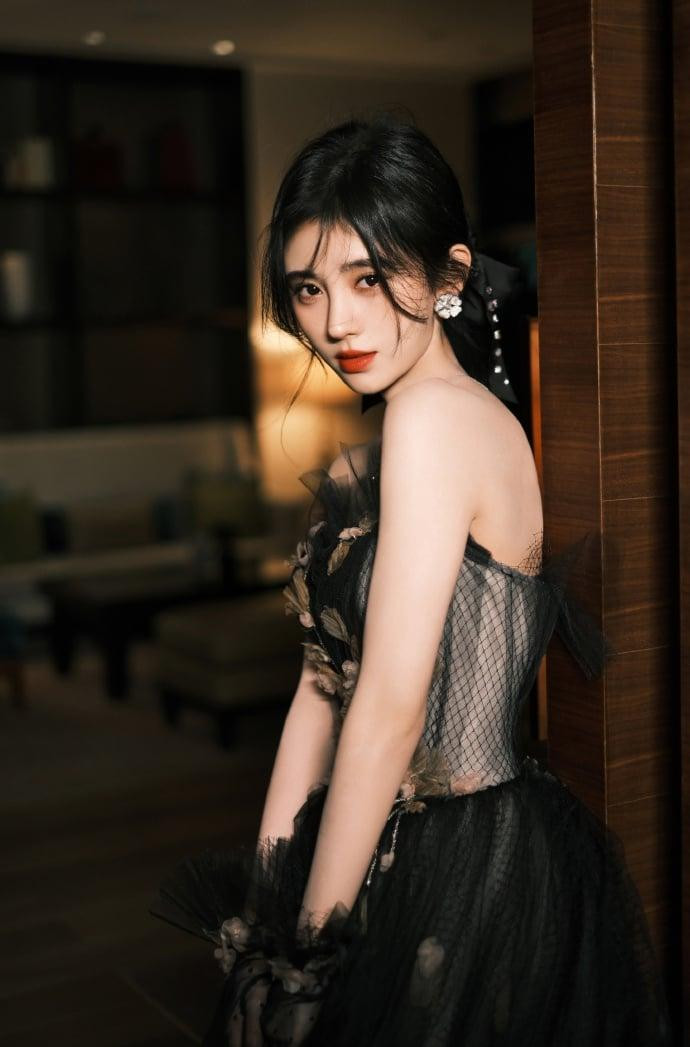 Mỗi lần xuất hiện ở sự kiện lớn, cựu thành viên SNH48 đều trở thành tâm điểm thu hút sự chú ý của truyền thông vì ngoại hình nổi bật.