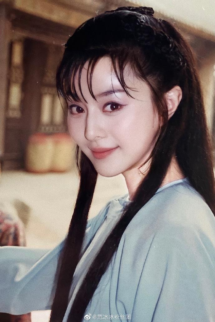 Sau scandal trốn thuế chấn động showbiz, Phạm Băng Băng đang chật vật tìm lại hào quang và vị thế năm xưa. Trước đó, cô là tên tuổi hàng đầu được truyền thông trong và ngoài nước săn đón nhiệt tình, các nhãn hàng lớn mời gọi, đối đãi như nữ thần.